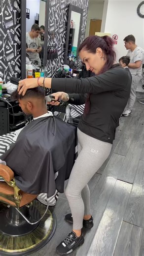 Expert Women Barbers: Modern Haircut Techniques