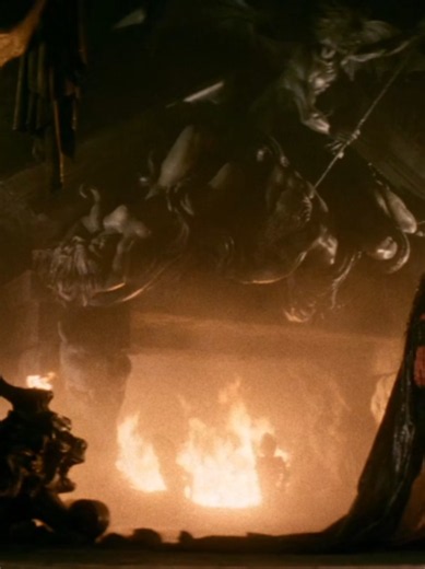 Legend (1985): De Ridley Scott, película de fantasía oscura. hoy se considera un clásico de culto a pesar de haber fracasado en su estreno en cines. Protagonistas: Tom Cruise (Jack), Mia Sara (Princesa Lili) y Tim Curry (El Señor de la Oscuridad / Darkness). Tim Curry (El Señor de la Oscuridad le quedo increible. La original duraba 150 minutos, el estudio obligó a recortarla a unos 89–90 minutos para hacerla más comercial, lo que dañó la coherencia de la trama. #80's #1985 #cine #TimCurry #cine 