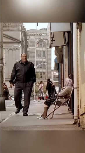 The soprano:Mrs Conte asks Tony to deal with the neighbors. #thesopranos #tonysoprano