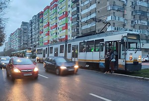 Dificilă dimineață de miercuri pentru bucureștenii care merg cu STB. Pe linia 32 a picat curentul, tramvaiele au fost blocate, plus deja clasice întârzieri din cauza traficului • Știri București