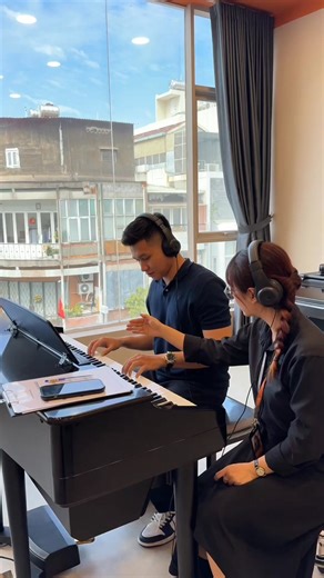 Học Piano chưa chắc cần năng khiếu – mà cần một cơ hội để bắt đầu. Ai cũng từng nghĩ: “Mình không có năng khiếu, chắc không học Piano được đâu…” Nhưng chỉ với 21 ngày học thử Piano miễn phí tại Sunny Days Piano, bạn sẽ: ✔ Được HLV 1-1 hướng dẫn bạn tự tay chơi những giai điệu đầu tiên ✔ Biết mình có hợp với Piano không ✔ Khám phá niềm vui âm nhạc ngay trong cuộc sống hằng ngày 👉 Đăng ký ngay hôm nay, để nhận ngay quà tặng (sổ tay/ túi vải) dành cho học viên đăng ký sớm nhé! | Sunny Days Piano
