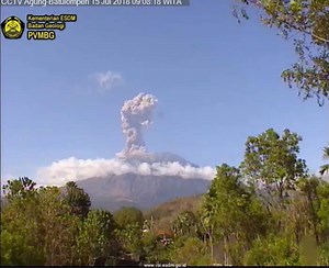 Mount Agung volcanic activity still high | Coconuts