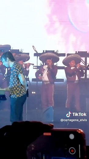 @Foster the People – Pumped Up Kicks con @MariachiOrodeAmerica (Live in Mexico City 2025) 📍Pepsi Center WTC . . . #mariachi #fosterthepeople #torches #pumpedupkicks #paradisestateofmind