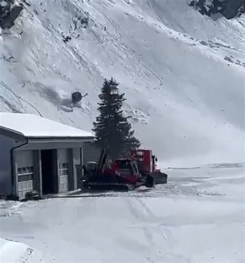 Gondel stürzt ab – Rettungseinsatz mit Rega-Helikopter läuft