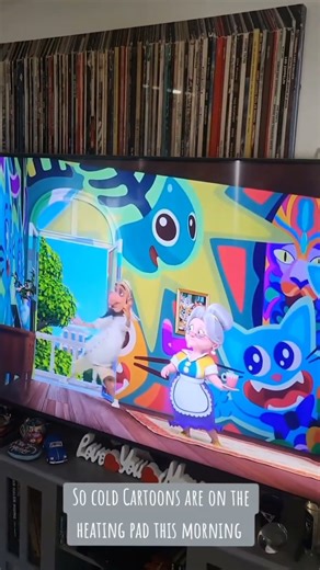 @marlanaporcaro SO COLD CARTOONS ARE ON THE HEATING PAD THIS MORNING #cat #catlovers 😲