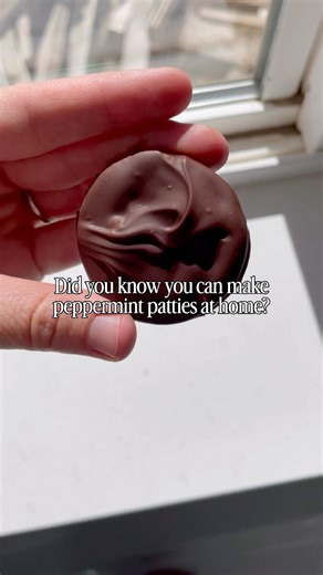 Peppermint Patties made at home are even better than the real thing! With only a handful of ingredients, homemade peppermint patties will be everyone’s favorite!🤍 My tip for freezing these 👇 Make sure that the chocolate is all set prior to freezing them so they don’t freeze together in one big lump. Recipe in comments Cooking with Karli peppermint | peppermint patty | baking | baker | holiday baking | bakery | christmas | christmas plate | christmas candy | foodies | food lover | Cooking with