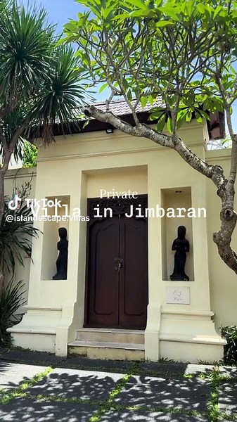 Ketenangan yang memikat di Jimbaran Escape Villa. Suara ombak, kolam renang yang berkilauan, dan keindahan alam yang menakjubkan. #JimbaranEscapeVilla #ketenangan #villainbali #villateam #bali #jimbaranbali