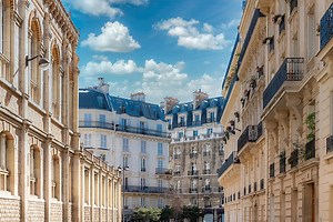 Paris, beautiful buildings in a luxury neighborhood in the 17e...
