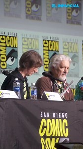 #ComicCon | Bob Esponja y Fondo de Bikini invaden el Comic-Con 2024 celebrando su 25 aniversario. 🍍🎉 Más de 5 mil almas fueron testigos de la sorpresiva presencia del primer actor, Mark Hamill, además de ser los primeros en ver un adelanto de la próxima cinta del personaje amarillo titulada “SpongeBob SquarePants”. 🧽 Fue en la sala H del Centro de Convenciones, dónde el Mark fue el último en salir, ya avanzada la conferencia, presencia que puso en revolución el lugar. ✍🏻 Andrea García 📹 Rob