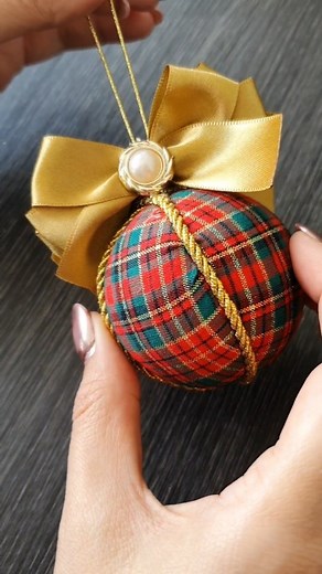 A Roca Armarinhos | PAP de técnica de Patchwork para bolas de Natal fácil de fazer!! ❤️🌲 Aproveita e printa a tela com a lista de materiais completa! ❤️🌲... | Instagram