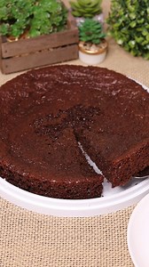 Bolo tipo Brownie 🍫 Ingredientes: 4 Ovos 250gr de Chocolate Meio Amargo 1 Colher (sopa) de Fermento em Pó Forma 25x5 Modo de Preparo: 1 – Na batedeira bata os ovos por uns 5 minutos e reserve. 2 – Derreta o chocolate em banho maria ou de 30 em 30 segundos no micro-ondas, coloque o fermento em pó e misture, coloque os ovos batidos e misture muito bem. 3 – Em uma forma untada com manteiga e forrada com papel manteiga (pode untar com manteiga e farinha de trigo) coloque a massa e leve para assar n