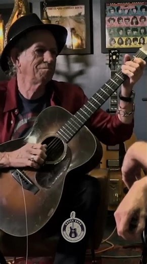 Keef turning his guitar into a 5-string #keithrichards #rollingstones #shorts #guitar #crankband