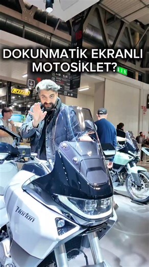 🔥 Norton Atlas GT – Maceraya Hazır Yeni Adventure Model! 🏍️ Markanın 2025 EICMA 2025 fuarında tanıttığı Atlas GT, orta sınıf macera segmentine güçlü bir giriş yapıyor. ✔️ 585 cc sıvı soğutmalı paralel iki silindirli motor, yaklaşık 70 PS güç değerine sahip olduğu bildiriliyor. ✔️ Touring-odaklı GT versiyonu, 17″ ön ve arka jantlarla geliyor; oturma yüksekliği diğer Atlas modeline kıyasla daha düşük (~810 mm) — yol kullanımında konfor artıyor. ✔️ Teknoloji dolu: 8″ renkli TFT ekran, keyless ana