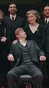 ⭐ Stjerneregn over Indenfor murene ⭐ Klassikeren over dem alle! Berlingske ⭐⭐⭐⭐⭐⭐ Politiken ❤️❤️❤️❤️❤️ Kristeligt Dagblad ⭐⭐⭐⭐⭐ Frederiksborg Amts Avis ⭐⭐⭐⭐⭐ Kulturkupeen ⭐⭐⭐⭐⭐ CPH Culture ⭐⭐⭐⭐⭐ Henri Nathansens teaterstykke Indenfor murene er et af de mest spillede danske dramaer. Stykket havde urpremiere på Gamle Scene for over 100 år, og på selv samme scene udfolder dramaet nu igen med Bodil Jørgensen, Jens Albinus, Lars Brygman, Stine Stengade og Emilie Koppel. Det er et absolut must for all