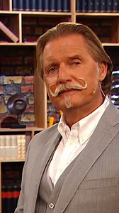 4.8K views · 123 reactions | Dieser Anrufer wurde in der Straßenbahn kontrolliert. Eine Gegenfrage führt dazu, dass er bei der nächsten Haltestelle auf die Polizei warten muss.  #LenßenLive "Lenßen live – Best of" – Donnerstag, um 22:00 Uhr, bei SAT.1 GOLD und auf Joyn | SAT.1 GOLD | Facebook