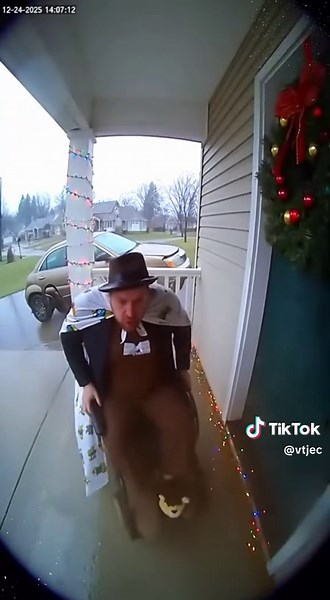 Porch exploding package box with glitter🏳️‍🌈✨🦄#porchpiratecaught #glitter #package #prank #fyp