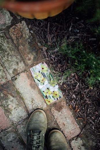 Let’s get this coreopsis mosaic grouted and out into the garden! 💪🏻✨ #stainedglassmosaic | The Dainty Squid