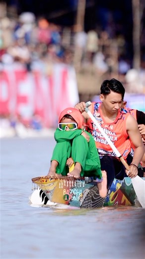 25K views · 353 reactions | The boat dancer in the green costume is sad after losing the competition, keep spirit #aurafarming #pacujalur #boatdance | Randia Dn | Facebook