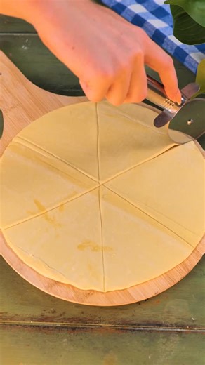 5 Minute Recipes on Instagram: "I tried these dough hacks, and they changed the game 🍞😳 #doughhacks #bakingtips #breadmaking"