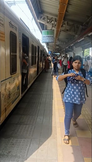 Charni Road Railway station, Karve Road, Mumbai Local life 4K