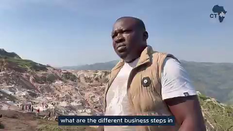 Rubaya – sous AFC/M23.À Rubaya, capitale mondiale du coltan, le reportage montre des milliers de creuseurs artisanaux affirmant qu’il n’y a ni militaires ni enfants dans la mine, et que le M23 n’est présent que dans la cité administrative, pas sur les sites d’extraction.Des mineurs affirment qu’après une période d’anarchie sous Maï‑Maï, Wazalendo, Nyatura et armée burundaise, l’arrivée de l’AFC/M23 aurait imposé l’interdiction des enfants et des femmes enceintes dans les mines et relevé les rati