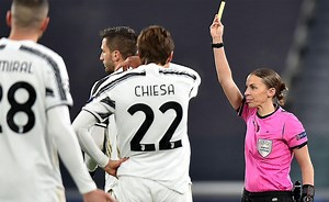 Stéphanie Frappart se convirtió en la primera mujer en arbitrar un partido de Champions
