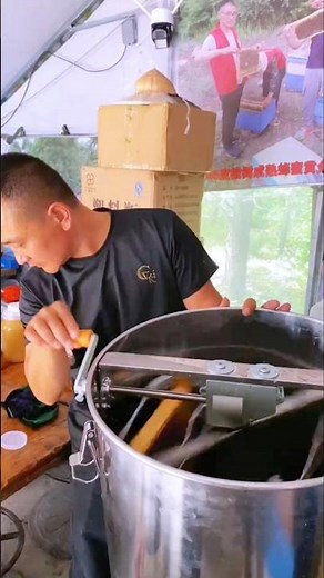 Ingenious Honey Extraction Tool Used by Chinese Bee Farmers 🍯🔧💥