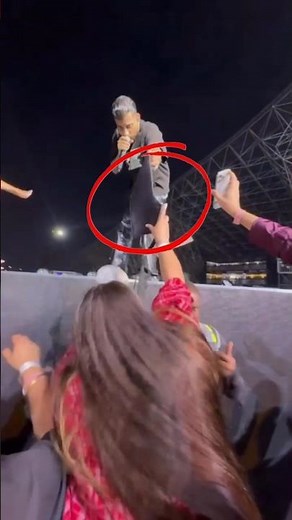 Karan aujla give her shoulder harness to girls fan 😯👆