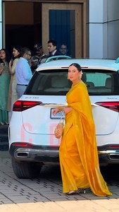 Karishma Kapoor looks stunning in a gorgeous yellow saree, flaunting her desi style 😍 | Crazy 4 Bollywood