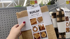 We are TOTALLY copying this genius fall to Christmas door idea! | Hometalk