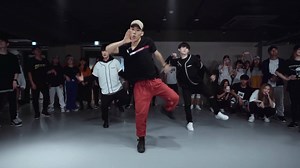 80K views · 744 reactions | 빌보드 1위 등극한 요즘 핫한 이 노래 #Cardi_B - #Bodak_Yellow 박력 넘치는 안무 공개  풀영상: https://youtu.be/zQDs96_3JNY  음원듣기: https://WMK.lnk.to/R7ldY 1Million Dance Studio - 원밀리언 댄스 스튜디오 | 워너뮤직코리아 Warner Music Korea | Facebook