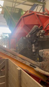 Exceptionnel ! Quand l’oignon se laisse récolter par une machine hors du commun, le travail devient un vrai spectacle d’efficacité. 💪🏿🌾 #AgroInnovation #ProductionLOignon #AgricultureModerne #BurkinaFaso #AgroBusiness Bio Farm Area | Bio Farm Area