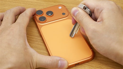 Apple has officially stated that scratches on the iPhone 17 Pro can be wiped off, so I tried scratching it with all my might.