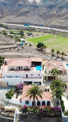 Discover Tauro Living – Spacious Villa with Sea Views & Jacuzzi For sale: a villa located in the quiet village of Tauro, just a short distance from the golf course and offering sea views. A spacious property in a peaceful location, ideal for those seeking comfort and privacy in the south of Gran Canaria. The house is situated at the end of a cul-de-sac, ensuring a calm environment with little traffic. The plot offers ample space for several vehicles and large outdoor areas designed to enjoy the 