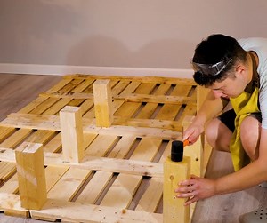 How to Build a Pallet Bed DIY | 5-Minute Crafts UK