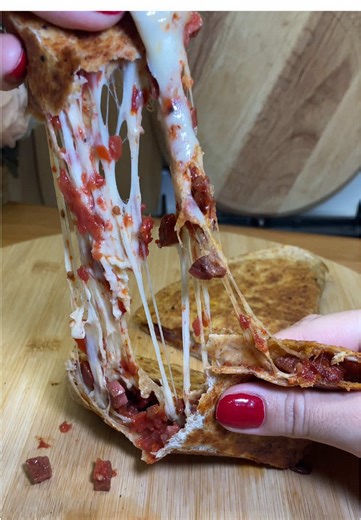 5 Dakikada Tava Tostu Mutlaka Denemelisin! / You Must Try This 5-Min Pan Toast! Sahur için yapabileceğin pratik bir tava tostu bırakıyorum sizin için ister benim gibi sosisli ve acılı pul biberle yap ister sade kaşar domates nasıl yaparsan yap ama bol tereyağlı lezzetine lezzet katacaktır; afiyetle efendim iyi sahurlar diliyorum herkese🙏🏼 Malzemeler: Sosis Domates sosu Pul biber,tuz Rendelenmiş kaşar veya arzu ettiğiniz başka peynir Ben tam buğday lavaş kullandım özellikle tavsiye ederim minim