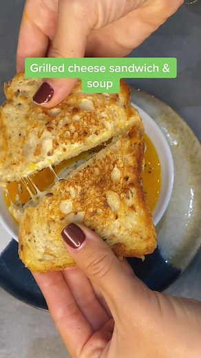Délicieux sandwich au fromage grillé et soupe de potimarron