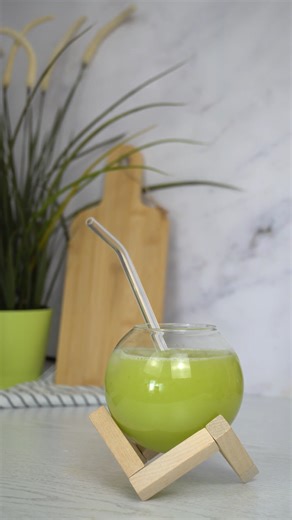 Flat Belly Fix 🥒🍋 Clean, fresh, and built for digestion. This juice helps your body feel lighter without any gimmicks. What’s inside 👇 🥒 Cucumber Hydration support and natural flush. 🍋 Lemon Supports digestion and helps reduce bloating. 🫚 Ginger Activates digestion and calms the gut. 🌿 Mint Soothes the stomach and keeps things fresh. 🥬 Celery Gut friendly minerals and natural detox support. Why it works • Supports smooth digestion. • Helps reduce bloating. • Keeps you hydrated and light.
