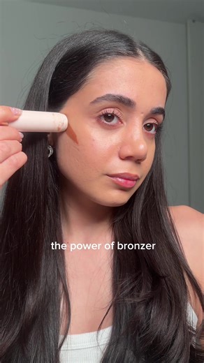 For me, bronzer is one of the most important steps in makeup. It completely changes the shape of the face and adds so much warmth and dimension. 🤎 What do you think? Is bronzer the real power step in makeup, or is blush more important for you? #bronzer #makeuproutine #makeuptips #makeuphacks #beautytok
