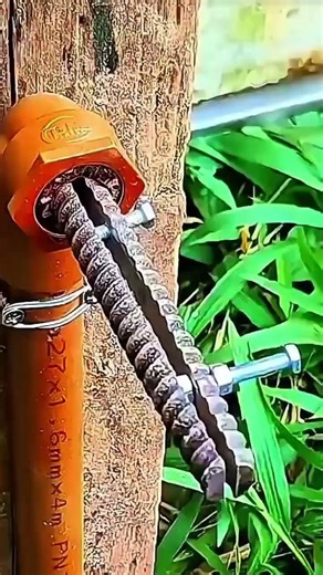 A smart solution for removing broken threaded pipes using tools made from recycled materials.