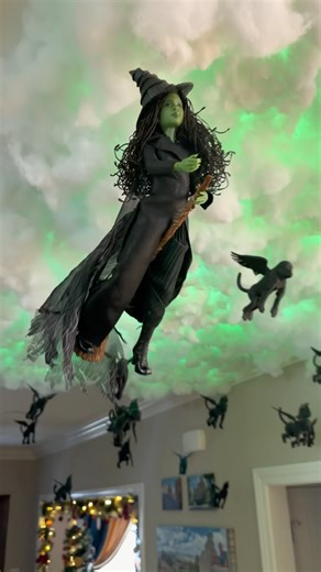 🐒💚 Fly, my pretties! Flying Monkeys Defying Gravity with Elphaba