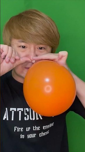 鼻で風船を膨らませて割る【Inflate and pop a balloon by breathing through the nose】#shorts