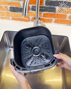 Clean an air fryer the easy way ✅ | Tina's testing