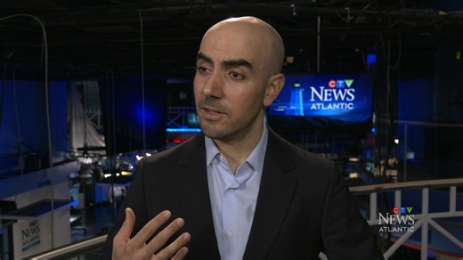 Comedian incorporates stutter in his act