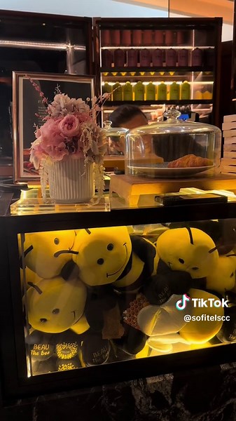 Here’s what happens when you get a broken freezer. You get a bee-rilliant idea. #tiktok #tiktoksg #fyp #fypsg #hotelsg #foryoupage #foryou #cute
