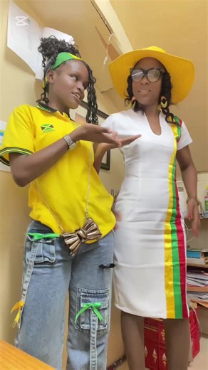 She just want show off the anklet 😭🤣