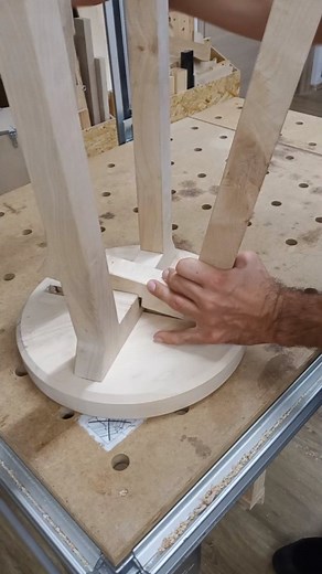 unterholzt | DIY Holzwerker Christoph 🛠️ on Instagram: "Barhocker - ganz ohne Schrauben 💪 Was sagt ihr zur Konstruktion? Schöner Barhocker aus den eigenen Ahorn-Dielen 🌳. Er wird noch etwas veredelt und dann verschickt. Deshalb wollte ich eine Konstruktion, die man platzsparend versenden kann aber gleichzeitig ein Laie ohne Schrauben zusammenbauen kann! #hocker #barhocker #stool #barstool #ahorn #tischler #schreiner #diy #diywoodcraft #woodcraft #woodworking #woodworker #heimwerker #heimwerke