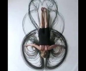 2.3K views · 63 reactions | A artista Heather Hansen usa os movimentos fluídos de seu corpo, e carvão para realizar desenhos simétricos e orgânicos. | Polo Criativo | Facebook