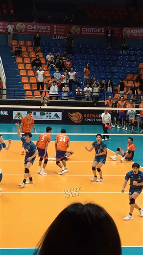 Kindai scores with a surprise middle attack over the net against a single blocker, leaving Criss Cross stunned #spikersturf #rebiscovolleyballph #crisscross #volleyball | Volleyfever