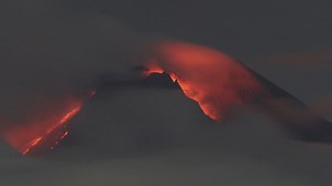 Vídeo. El volcán del monte Semeru vuelve a vomitar sobre la isla de Java
